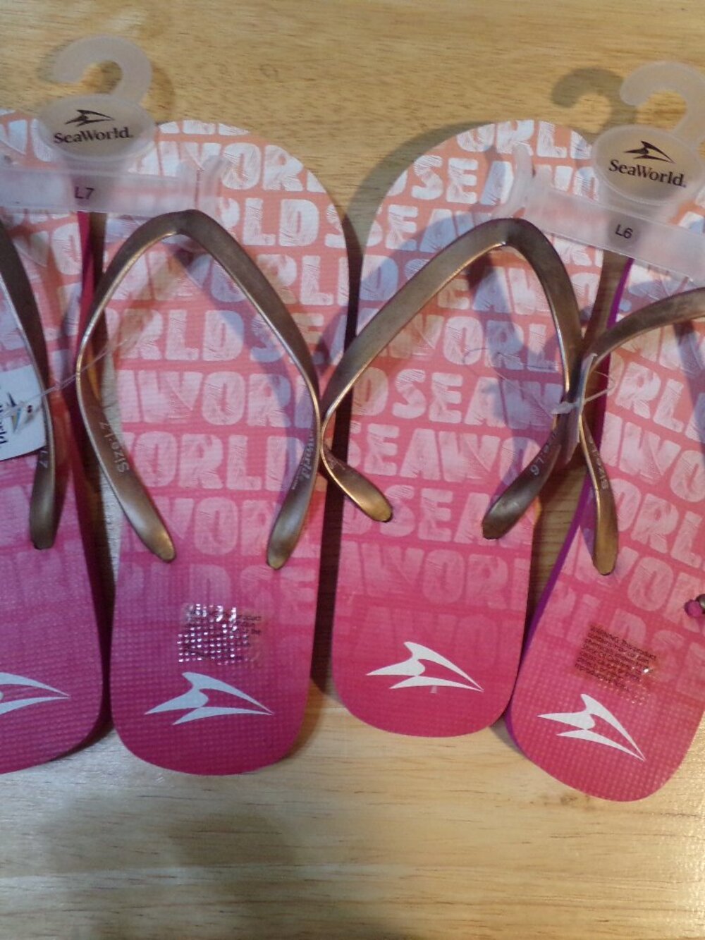 SeaWorld Lady's Flip-Flops Thomgs  Sandles Pink Size 6 or 7 New